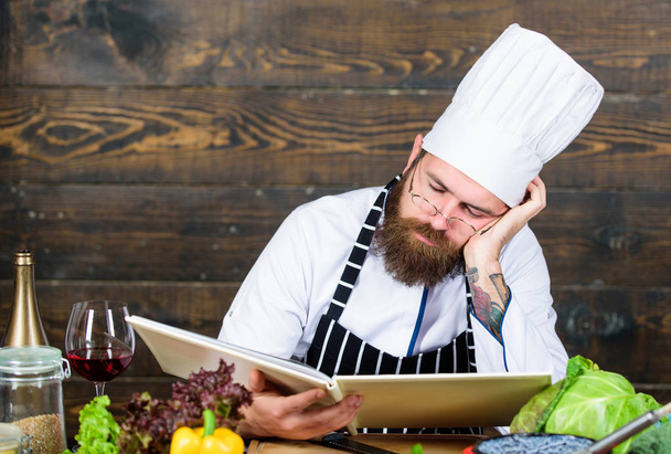 Healthy food cooking. Mature hipster with beard. Cuisine culinary. Vitamin. tired bearded man. chef recipe. Dieting organic food. Vegetarian salad with fresh vegetables. Enjoying new great day - Fotoğraf, Görsel