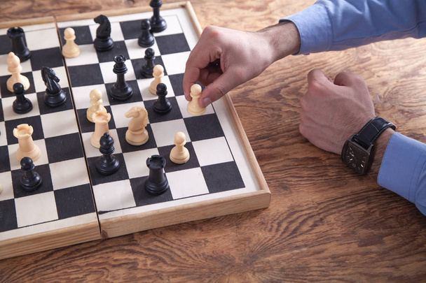 チェスをしてる男。競争戦略の概念 - 写真・画像
