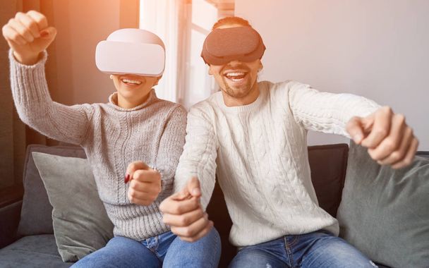 Happy couple playing VR game on couch - Foto, Bild