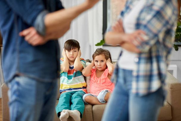 children watching their parents quarreling at home - Foto, Imagen