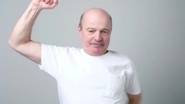 Mann streckt Arme und Hände beim Aufwärmen - Filmmaterial, Video