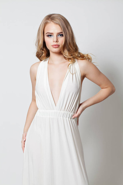 Mooie jonge vrouw in witte jurk - Foto, afbeelding