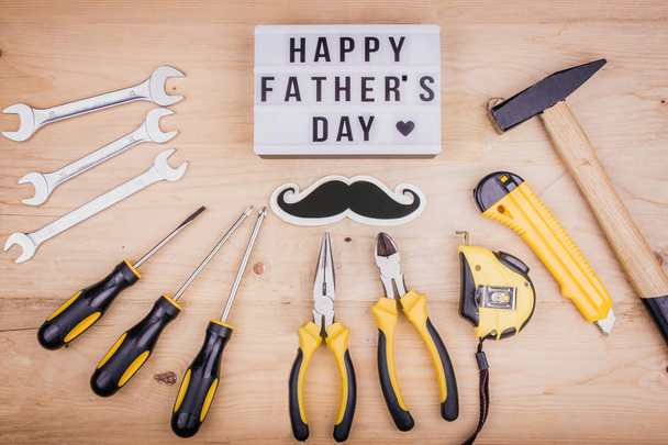 Herramientas de reparación - martillo, destornilladores, llaves ajustables, alicates. Concepto masculino para el día del padre
 - Foto, imagen