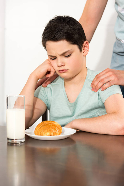 ostřílený pohled na otce a rozčilený syn při snídani - Fotografie, Obrázek