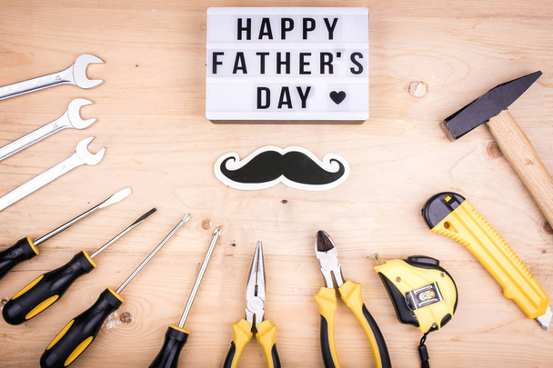 Ремонтные инструменты - молоток, отвертки, регулируемые ключи, плоскогубцы. Male concept for father 's day
 - Фото, изображение