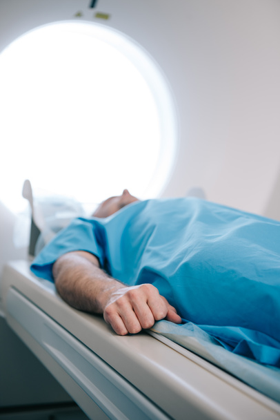 hastanede MR taraması testi yaptıran hastanın seçici odak noktası - Fotoğraf, Görsel