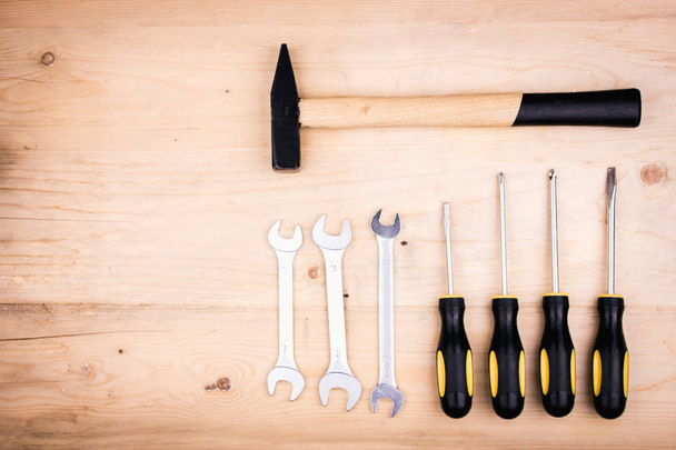 Reparatie gereedschap-hamer, schroevendraaiers, instelbare moersleutels, tangen. Mannelijk concept voor vaderdag - Foto, afbeelding