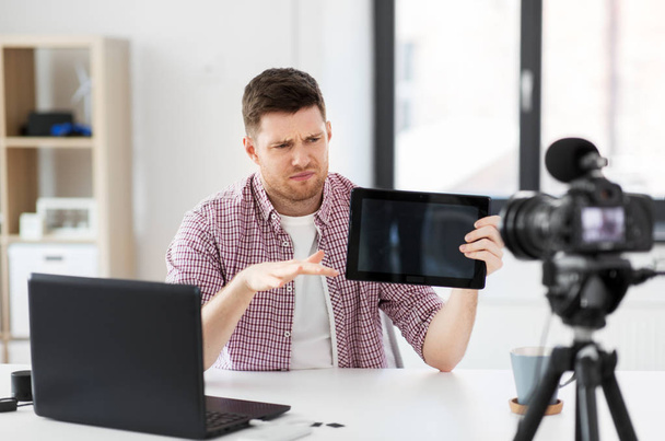 αρσενικό blogger με βιντεοσύνδεση tablet υπολογιστή - Φωτογραφία, εικόνα