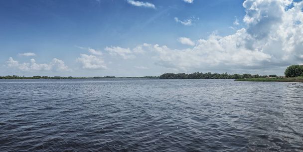 Blick auf den Fluss Zaire in Soyo. Angola. - Foto, Bild