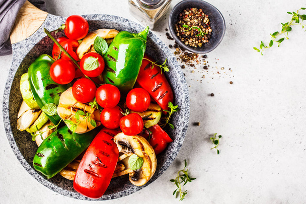 Grilled vegetables (peppers, zucchini, mushrooms and tomatoes  - Foto, afbeelding