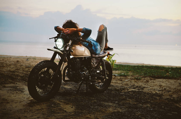 Bir kafe ' Racer motosiklet sürüş kadın Biker - Fotoğraf, Görsel