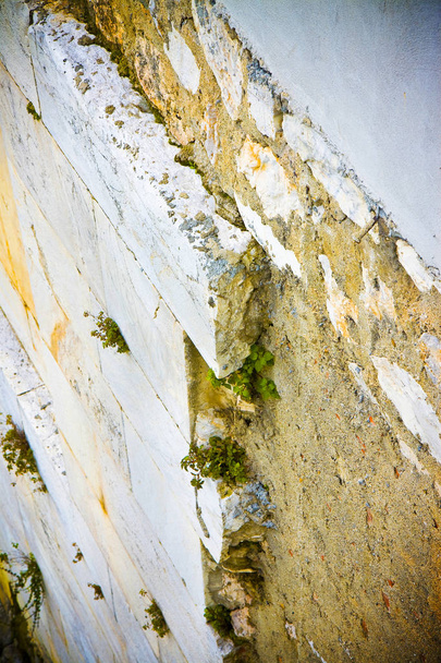 Su infiltrasyonu nedeniyle müstakil taş levha - Fotoğraf, Görsel