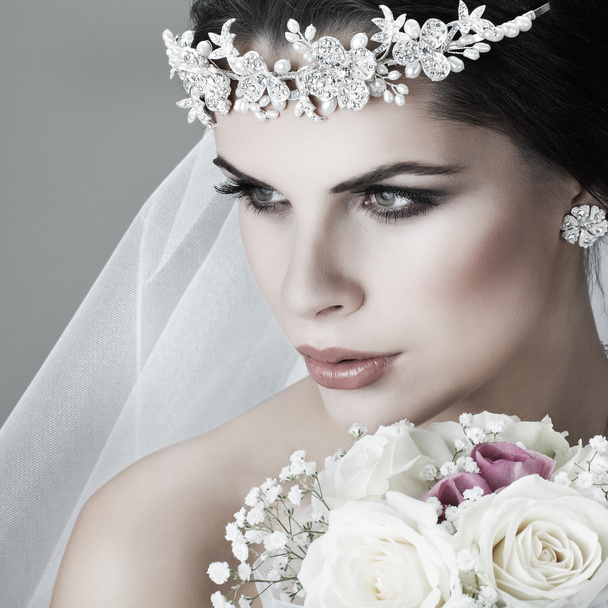 Portrait of beautiful bride. Wedding dress. Wedding decoration - Fotó, kép