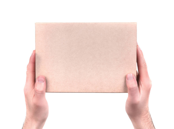 τα χέρια των αντρών κρατούν ένα κουτί δώρου. απομόνωση σε λευκό  - Φωτογραφία, εικόνα