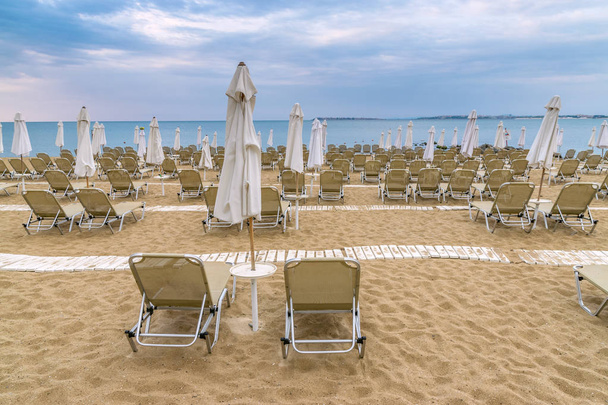 Székek és napernyők a gyönyörű tengerparton Sunny Beach a Fekete-tenger partján, Bulgária. - Fotó, kép