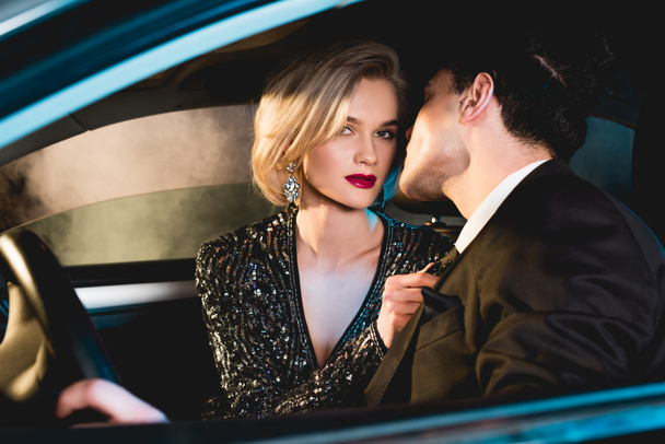 homem elegante e bela mulher na moda jovem no desgaste formal sentado no carro
 - Foto, Imagem