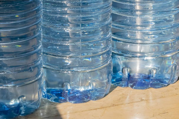 питьевая вода в голубой пластиковой бутылке
 - Фото, изображение