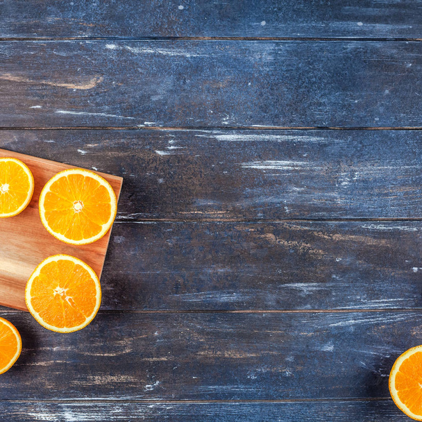 Свежие апельсины на темном деревянном фоне
 - Фото, изображение