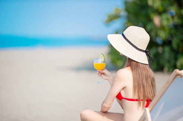 woman sunbathing with juice - Foto, imagen