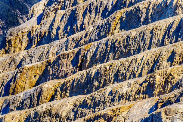 Zbliżenie tarasowej stronie górskiej kamieniołomu wapiennego w Marble Canyon Provincial Park wzdłuż autostrady 99 między miastami cache Creek i Lillooet w południowej Kolumbii Brytyjskiej, Kanada - Zdjęcie, obraz