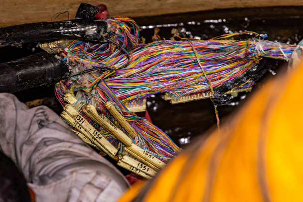 Telefonní technik zkontroluje koaxiální kabel - Fotografie, Obrázek