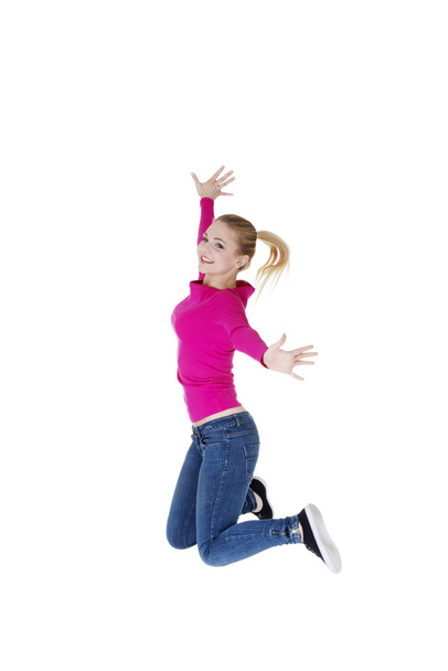 νεαρή ευτυχής καυκάσιος γυναίκα πηδώντας στον αέρα - Φωτογραφία, εικόνα