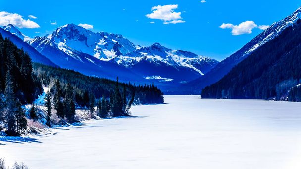 Donmuş Duffey Gölü ve gölün etrafındaki karla kaplı zirveler. Pemberton ve Lillooet, British Columbia arasındaki 99 no'lu otoyol boyunca gölün güney ucundaki Rohr Dağı - Fotoğraf, Görsel