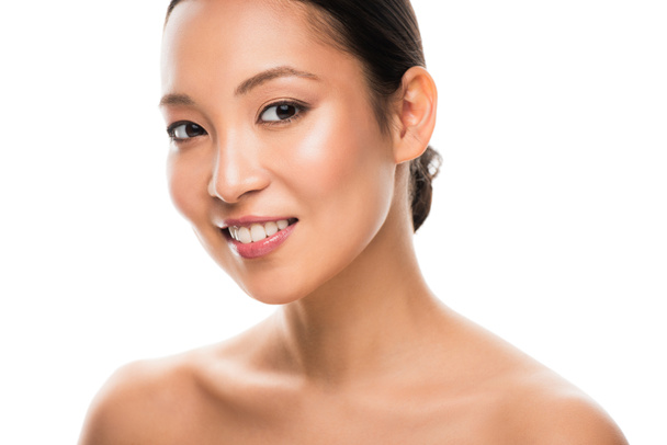улыбающаяся обнаженная азиатская девушка с чистым лицом, изолированная на белом
 - Фото, изображение