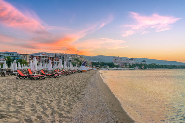 Μια όμορφη παραλία κατά την ανατολή του ηλίου στο Sunny Beach στις ακτές της Μαύρης Θάλασσας της Βουλγαρίας - Φωτογραφία, εικόνα