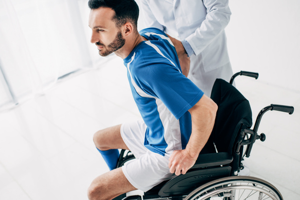 Gyógytornász segít fogyatékos focista a mozgáskorlátozottak a helyreállítás során a kórházban - Fotó, kép