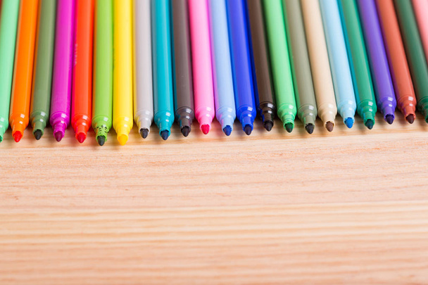 Marcadores coloridos canetas em uma mesa de madeira - Foto, Imagem