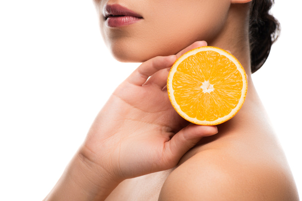 vista recortada de la mujer sosteniendo naranja, aislado en blanco
 - Foto, Imagen