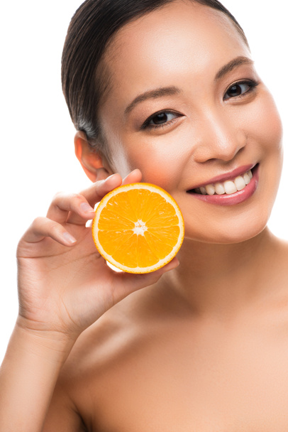 atraente feliz asiático menina segurando laranja, isolado no branco
 - Foto, Imagem