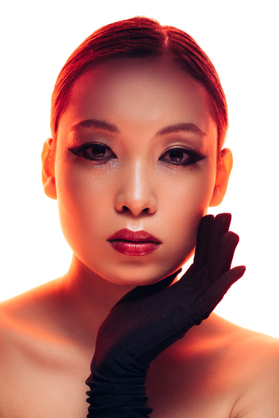 belle fille asiatique en gants noirs avec maquillage en lumière rouge, isolé sur blanc
 - Photo, image
