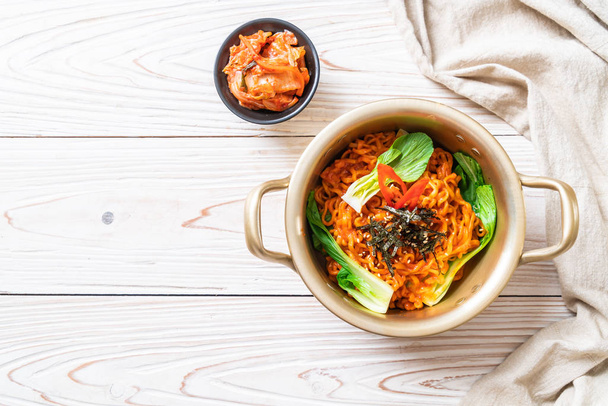 корейська миттєва локшина з овочами та кімчі
 - Фото, зображення