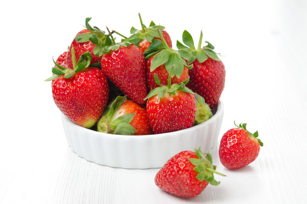 Fresh ripe strawberries in a bowl, horizontal - Fotoğraf, Görsel