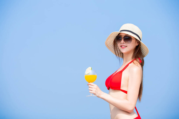 woman enjoy sunshine with juice  - Foto, imagen