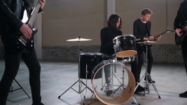 Een rockgroep die een herhaling heeft. Een man met lange haren spelen drums - Video