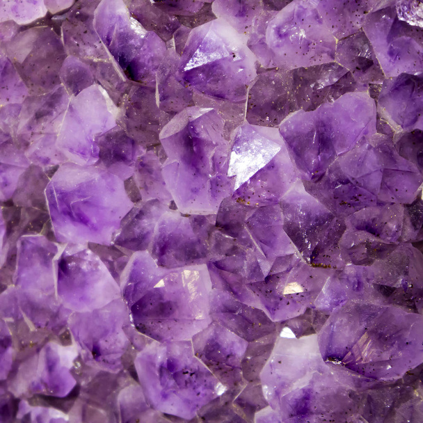 Groot stukje levende rauwe Amethist op de mineralen tentoonstelling close-up - Foto, afbeelding