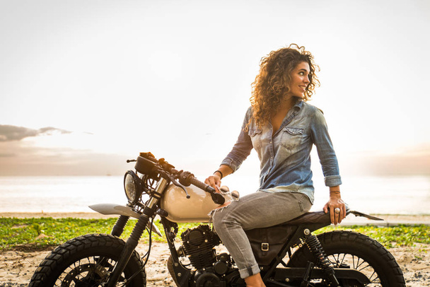 Női motoros vezetés egy kávézó versenyző motorkerékpár - Fotó, kép