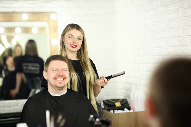 Giovane parrucchiere con uomo cliente nel salone di bellezza
 - Foto, immagini