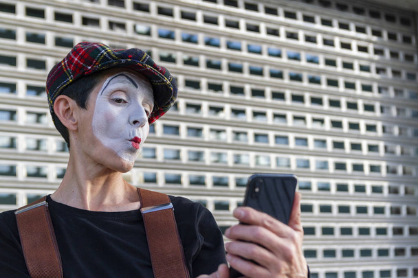 Mime takes a selfie with his mobile phone - Φωτογραφία, εικόνα