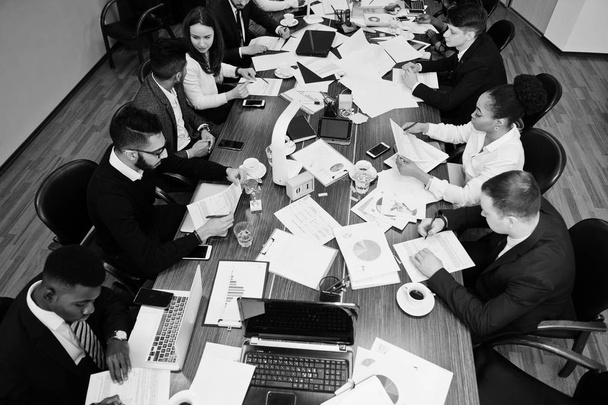 Multirasový obchodní tým zaměřený na setkání v zasedací místnosti - Fotografie, Obrázek