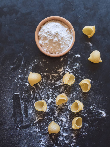 Kypsentämätön kuiva herkullinen italialainen pasta lumaconi
. - Valokuva, kuva
