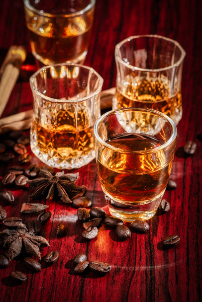 Brandy o licor, Conjunto de bebidas alcohólicas fuertes en vasos y vasos
 - Foto, imagen