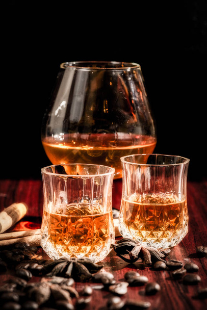 Brandy nebo likér, sada silných alkoholických nápojů ve skleničkách a s - Fotografie, Obrázek