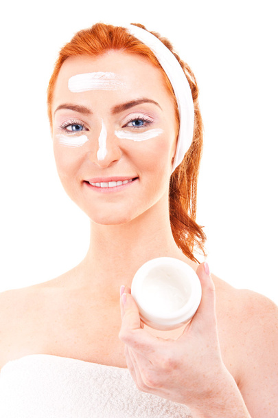 Crema facial mujer aplicando crema para la piel debajo de los ojos
 - Foto, imagen