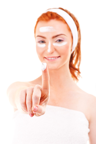 Gezichtscrème vrouw tonen op vinger - Foto, afbeelding