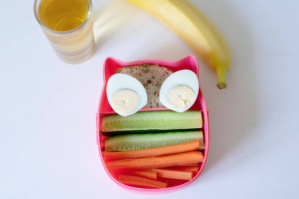 Здорові обідні коробки з бутербродом, свіжими овочами та фруктами на білому дерев'яному фоні
 - Фото, зображення