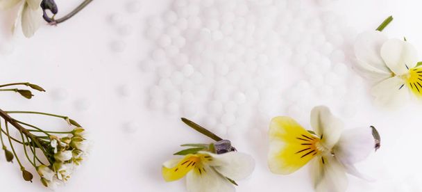 Homeopatía - Un concepto de homeopatía con medicina homeopática
 - Foto, Imagen